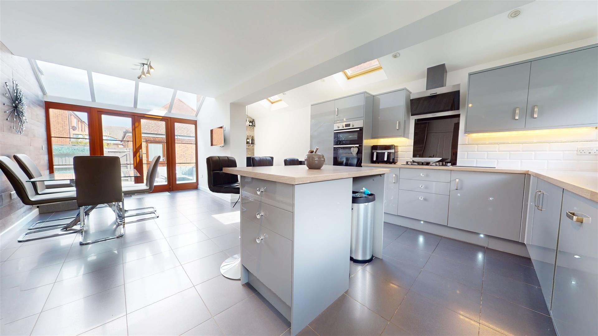 5 bed property in Milton Road, Milton Keynes